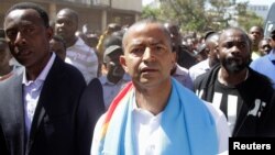 L'opposant congolais Moïse Katumbi, candidat déclaré à la présidentielle, se dirige vers le Parguet général de la République accopmagné d'une foule de ses partisans à Lubumbashi, RDC, 11 mai 2016.