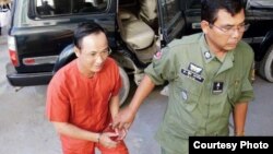 លោក ថោង សារ៉ាត់ ត្រូវបាន​នាំខ្លួន​មក​សាលាដំបូងរាជធានីភ្នំពេញ ថ្ងៃទី២៦ ខែមីនា ឆ្នាំ២០១៩។ (រូបថត​៖ Fresh News)