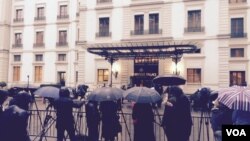 تجمع خبرنگاران در مقابل هتل بوریواژ، محل برگزاری مذاکرات ایران و ۱+۵ در لوزان سوئیس – ۹ فروردین ۱۳۹۴ 