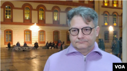 Arhiva - Nenad Živković, urednik portala PancevoCity, koji se nakon što je govorio na opozicionom skupu "1 od pet miliona" u Pančevu našao na udaru lokalne privatne Televizije Pančevo, tokom davanja izjave za Glas Amerike u Beogradu, 7. marta 2019.