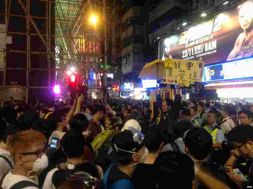 大批市民连续第二晚在旺角与警方“巷战” （美国之音海彦拍摄 ）