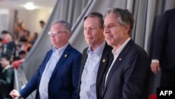 2024年4月24日，美国国务卿安东尼·布林肯（右）在上海室内体育场观看上海大鲨鱼队与浙江金牛队的篮球比赛时与美国驻华大使尼古拉斯·伯恩斯（中）和美国驻上海总领事王汉（左）交谈。