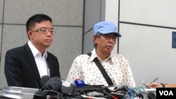 林荣基在涂谨申议员陪同下与警方约谈后举行记者会(美国之音海彦拍摄)