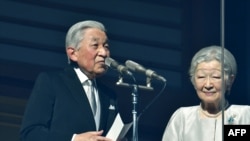 Kaisar Jepang Akihito membacakan pidato Tahun Baru yang terakhir didampingi Permaisuri Michiko di hadapan warga Jepang di Istana Kekaisaran di Tokyo, Rabu, 2 Januari 2019.