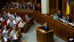 Presiden Ukraina Petro Poroshenko berbicara pada anggota parlemen Ukraina di Kyiv, 4 Juni 2015. (Foto: dok.)
