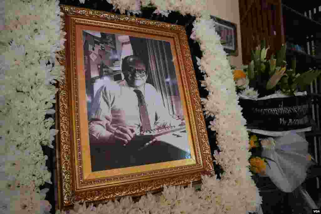 រូបថតរបស់​លោក Bernard Krisher ស្ថាបនិក​កាសែត​ ដឹ ខេមបូឌាដេលី ត្រូវ​បាន​ដាក់តាំង​ដល់​អ្នកចូលរួម​ដើម្បី​គោរពវិញ្ញាណក្ខន្ធ​ នៅ​មណ្ឌលថែទាំជំនួស និង​ផ្តល់ជីវិត​ថ្មី​ដល់​កុមារ ដែល​មានទីតាំង​​ក្នុង​ខណ្ឌ​ច្បារ​អំពៅ រាជធានី​ភ្នំពេញ នា​ថ្ងៃទី​១៩ ខែមីនា ឆ្នាំ​២០១៩។​&nbsp;(កាន់ វិច្ឆិកា/VOA)