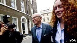 Pimpinan 'News Corporation' Rupert Murdoch (kiri) dan pimpinan eksekutif 'News International' Rebekah Brooks (Foto: dok)