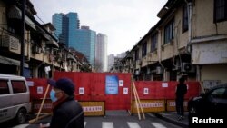 冠状病毒让中国百业凋零。图为上海一居民小区为防疫关闭小区大门。（路透社2020年3月4日资料照）