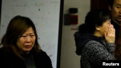 3月21日马航MH370客机乘客家属在北京一家饭店焦急地等待消息