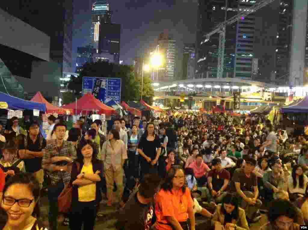 数千市民星期四晚在金钟占领区集会 (美国之音图片/海彦拍摄 )