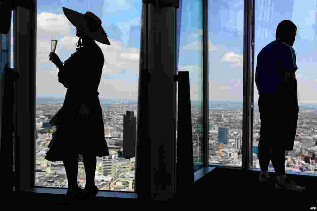 Anggota grup Olimpiade Chap yang dikenal sebagai &#39;Bibi Maureen&#39; (kiri) berpose untuk para fotografer pada saat peluncuran hamparan rumput tertinggi di London di Gedung Shard, Inggris. &nbsp;