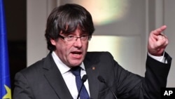 被罢黜的加泰罗尼亚前领导人普伊格蒙特在布鲁塞尔对前来支持他的加泰罗尼亚市长们发表讲话 (2017年11月7日)