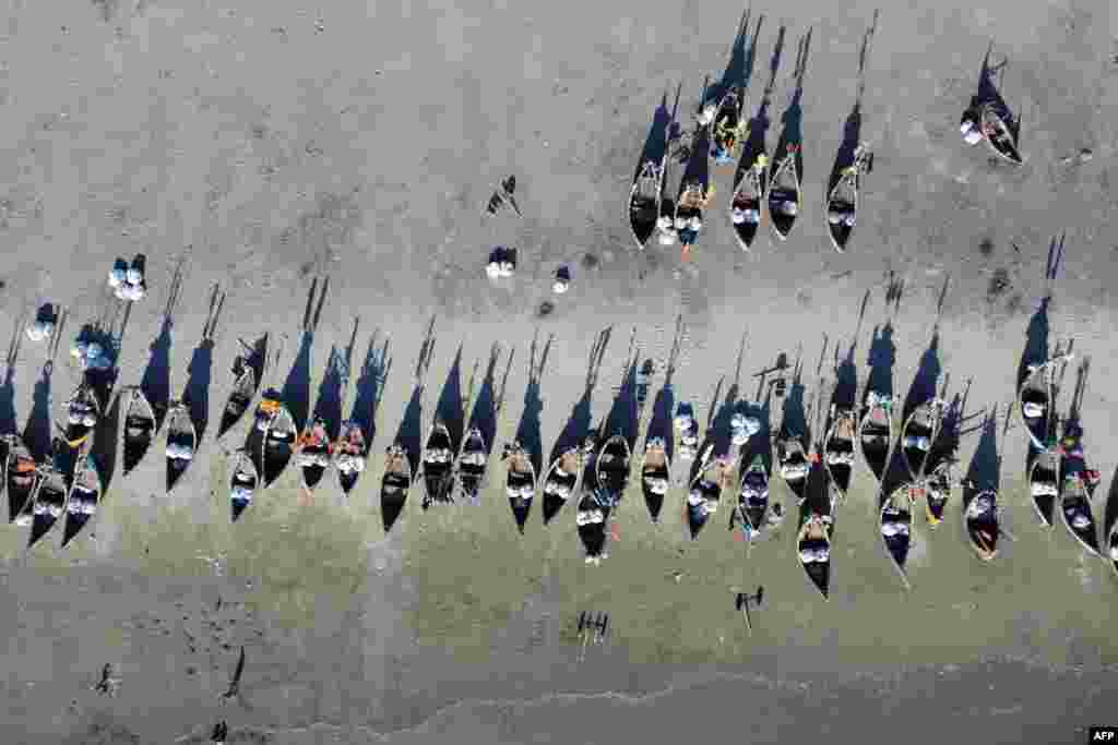 방글라데시 샤포리르드윕 해안에 고깃배를 늘어놓았다.