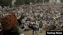 파키스탄 만세라에서 신성 모독법 개정 반대 집회를 개최하는 종교 정당인 자미아트 울레마-에-이슬라미(JUEI)의 지도자와 성직자들