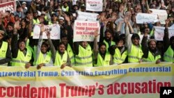 Des partisans de groupes religieux pakistanais manifestant contre le président américain Donald Trump à Lahore au Pakistan, 2 janvier 2018.
