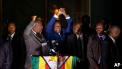 መጪው የዝምባብዌ ፕሬዝዳንት ኢመርሰን ምናንጋግዋ በዛሬው ዕለት ከሃራሬው የዛኑ-ፒኤፍ ዋና ጽ/ቤት ደጃፍ ለደጋፊዎቻቸው ሰላምታ ሲሰጡ