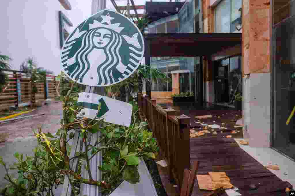 멕시코 유카탄 반도의 카리브 해변 휴양지 칸쿤에서 스타벅스 커피 숍이 허리케인 델타의 영향으로 파손됐다.