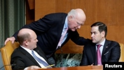 资料照片：美国参议员库恩斯（左）、莱希（中）与鲁比奥（右）在一次听证会上。(2017年3月29日)