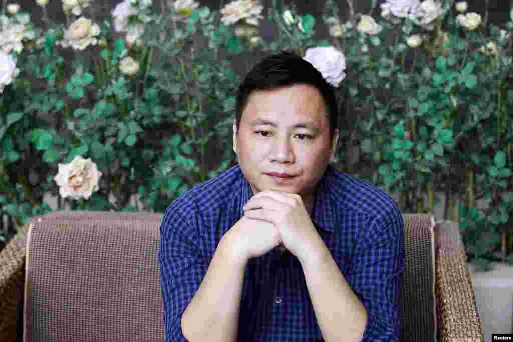 1989年北京学生运动领导人王丹在台北接受采访（2014年6月4日）。2017年6月4日，王丹在美国之音《海峡论谈》节目里说： &ldquo;我觉得重要的是郭文贵爆料这件事，而不是他爆的料，郭文贵是典型的商业精英跟权力勾结而致富的例子，他自己也不否认背后有前国安部副部长马建，但他现在居然跟中共翻脸在海外不断爆料，说明1989年后邓小平精心设计的铁三角&mdash;权力精英、商业精英和知识精英这三者之间的结盟已经开始松动。这个铁三角的松动代表中共的统治基础已经开始松动，这个意义是非常大的。&rdquo;