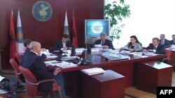 Tiranë: Vazhdojnë polemikat gjatë numërimit të votave nga KQZ