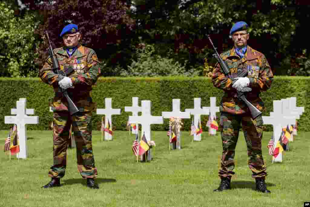 比利时士兵2018年5月27日在比利时瓦勒海姆的弗兰德斯美国公墓举行阵亡将士纪念日仪式时站岗。该墓地是美国第一次世界大战公墓，有411名美国军人埋葬在这里。