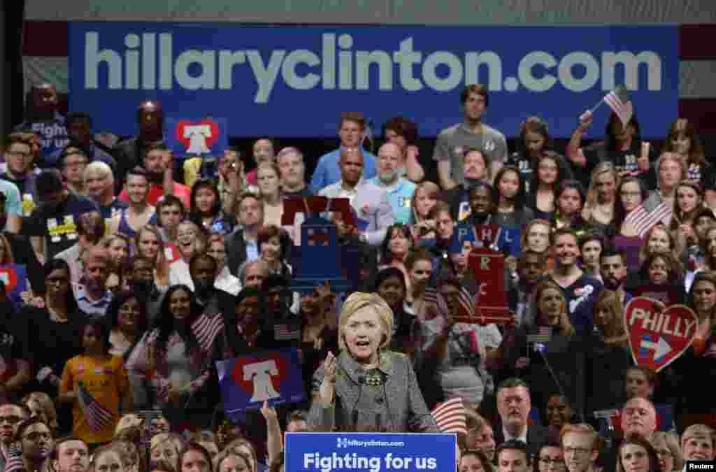 Kandidat calon presiden AS dari Partai Demokrat, Hillary Clinton, berbicara dalam kampanye pemilihan pendahuluan di Philadelphia, Pennsylvania (26/4). (Reuters/Charles Mostoller)