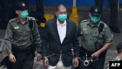 资料照片：香港民主派媒体大亨黎智英被警察带入警车，前往法庭接受涉国安法的指控。(2020年12月12日)