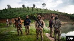 Wapiganaji wa vikosi vya Mandalay People’s Defense Forces (MDY-PDF) wanaokabiliana na utawala wa kijeshi wa Myanmar.