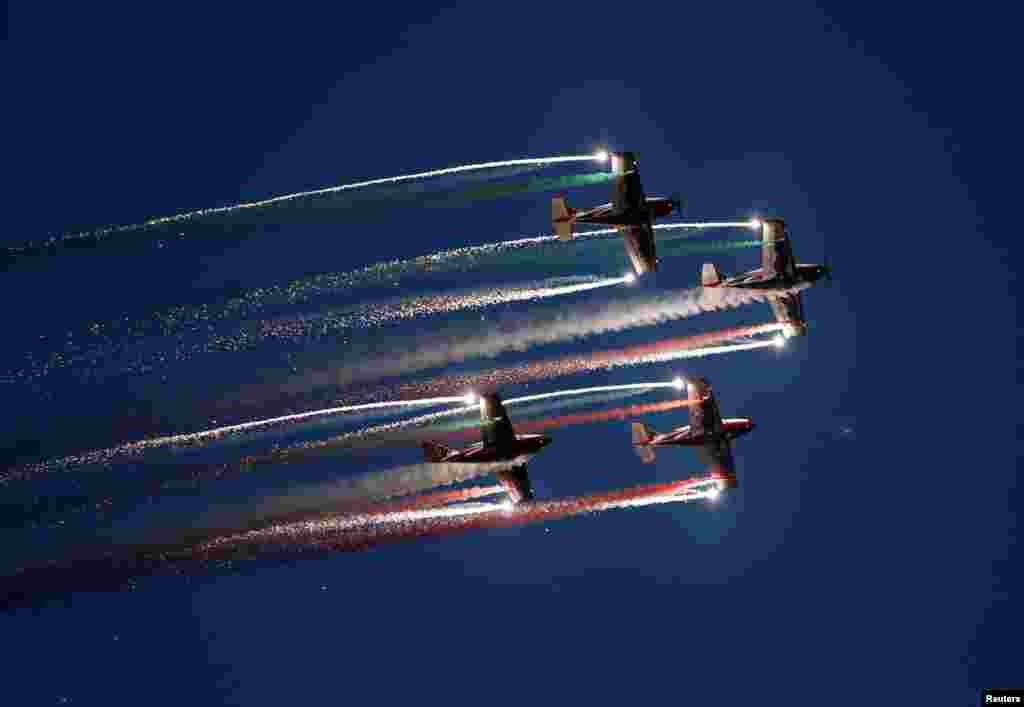 Tim aerobatik dari Italia menunjukkan kebolehan pada pameran udara internasional di pinggiran kota Valletta, Malta.