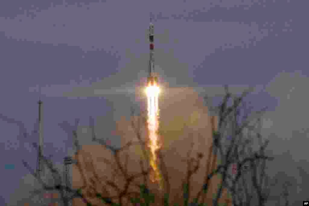 Peluncuran roket Soyuz Rusia dari Baikonur, Kazakhstan, untuk mengangkut wahana antariksa Soyuz MS-2 yang membawa astronot baru ke stasiun antariksa internasional (ISS).