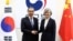 រូបឯកសារ៖ រដ្ឋមន្រ្តី​ក្រសួង​ការបរទេស​កូរ៉េ​ខាងត្បូង​អ្នកស្រី Kang Kyung-wha ចាប់រលាក់​ដៃ​ជាមួយ​រដ្ឋមន្រ្តី​ក្រសួង​ការបរទេស​ចិន​លោក Wang Yi នៅក្នុង​ទីក្រុង​សេអ៊ូល កូរ៉េខាងត្បូង កាលពី​ថ្ងៃពុធ ទី៤ ខែធ្នូ ឆ្នាំ២០១៩។