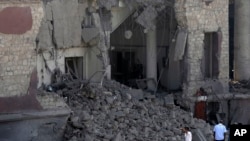 بخشی از ساختمان کنسولگری ایتالیا در قاهره که در اثر انفجار تخریب شده است - ۲۰ تیر ۱۳۹۴ 