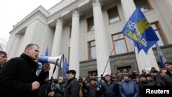 우크라이나 수도 키예프의 의회 건물에 27일 반 야누코비치 시위대가 모여있다.