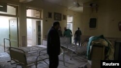 지난 19일 시리아 알레포의 반군 점령지역에서 공습으로 파괴된 병원 내부.