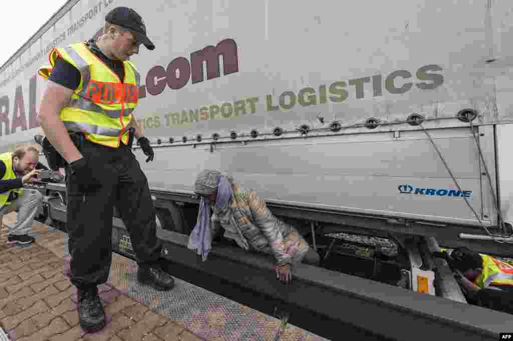 ក្រុម​ប៉ូលិស​អាល្លឺម៉ង់​បាន​រក​ឃើញ​ក្មេង​ស្រី​អាយុ​១៥ឆ្នាំ​មកពី​ប្រទេស​សូម៉ាលី​ម្នាក់​នៅ​ស្ថានីយ​រថភ្លើង​ភាគ​ខាងត្បូង​ទីក្រុង​ Raubling អំឡុង​ប្រតិបត្តិការ​ស្វែង​រក​ជនចំណាកស្រុក​ខុស​ច្បាប់​នៅ​ព្រំដែន​អាល្លឺម៉ង់​និង​អូទ្រីស។