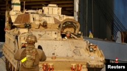 资料照片：在立陶宛里加的港口，一辆将参加轮调行动的美国陆军“布拉德利”战车离船上岸。(2019年10月16日)