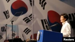 박근혜 한국 대통령이 지난달 15일 서울에서 열린 제 69주년 광복절 기념식에서 경축사를 하고 있다. 박 대통령은 한국 평창에서 열리는 유엔 생물다양성협약 총회에 북측 대표단의 참여를 제안했다.