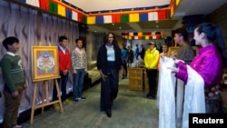 La primera dama Michelle Obama recibió de obsequio bufandas tibetanas durante su último día en China junto a sus hijas y su mamá.