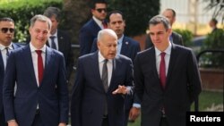 2023年11月24日，阿拉伯联盟秘书长艾哈迈德·阿布尔·盖特在埃及开罗会见西班牙首相佩德罗·桑切斯和比利时首相亚历山大·德克罗，讨论以色列和哈马斯之间持续不断的冲突。（路透社）