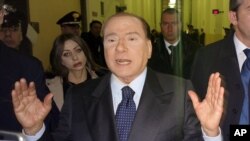 Mantan PM Italia, Silvio Berlusconi berbicara kepada wartawan setelah persidangan kasusnya, di Milan, Italia (1/3). 