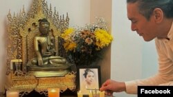 ဒေါ်ခင်ကြည် ကွယ်လွန်ခြင်း  ၃၆ နှစ်တင်းတင်းပြည့်တဲ့နေ့ မြေးဖြစ်သူ -သမီး ဒေါ်အောင်ဆန်းစုကြည်ရဲ့ သားအငယ်
ကိုထိန်လင်း-Kim Aris က သူ့ရဲ့လူမှုကွန်ရက်စာမျက်နှာကနေ ရှိခိုးဂါရဝပြု- Credit to Kim Aris - Htein Lin. 