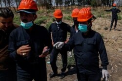 Hameed excavates mass graves in Raqqa, Syria, and at the same time tries to find the body of his cousin who was killed by IS, pictured Sept. 1, 2019. (Yan Boechat/VOA)