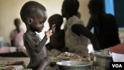 Seorang balita sedang makan di tempat perawatannya di sebuah rumah sakit di Sudan. UNICEF mengkhawatirkan krisis kemanusiaan, khususnya terhadap anak-anak jika pecah konflik di Sudan selatan.