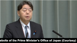 日本内阁官房长官林芳正在东京的例行记者会上回答提问。(2025年9月29日)