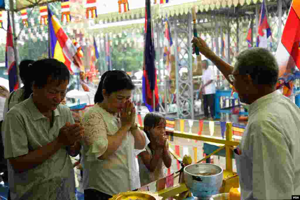 ពុទ្ធ​បរិស័ទ​កំពុង​ឈរ​ទទួល​ពរ​នៅ​ក្នុង​វត្ត​មួយ​កណ្តាល​រាជធានី​ភ្នំពេញ​កាលពី​ព្រឹក​ថ្ងៃសៅរ៍​ ទី​១៦ ខែ កញ្ញា​​ ឆ្នាំ២០១៧។​(ទុំ ម្លិះ/VOA)