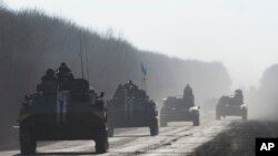 2015年2月23日乌克兰士兵乘坐装甲车在乌克兰东部