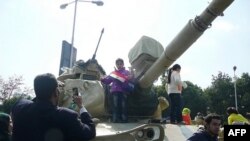 Uşaqlar tankın üzərində inqilabın qələbəsini bayram edir