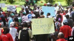 Des partisans de Itai Dzamara protestent dans les rues un an après sa disparition à Harare, Zimbabwe, le 9 mars 2016. 