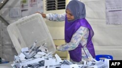 মালদ্বীপের রাজধানী মালেতে নির্বাচনী কর্মকর্তারা ভোট গণনার প্রস্তুতি নিচ্ছেন। ফটোঃ ২১ এপ্রিল, ২০২৪। 