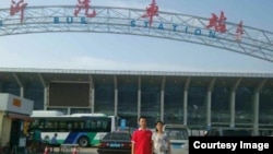 7月29日刚刚出狱的陈克贵与妻子刘芳在临沂长途汽车站。 （亲属提供）